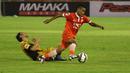 Pemain Persija Jakarta, Ramdani Lestaluhu (kanan) melewati Pemain Mitra Kukar Michael Orah pada laga grup D piala Jenderal Sudirman di Stadion Manahan, Solo, Sabtu (12/12/2015). (Bola.com/Nicklas Hanoatubun)