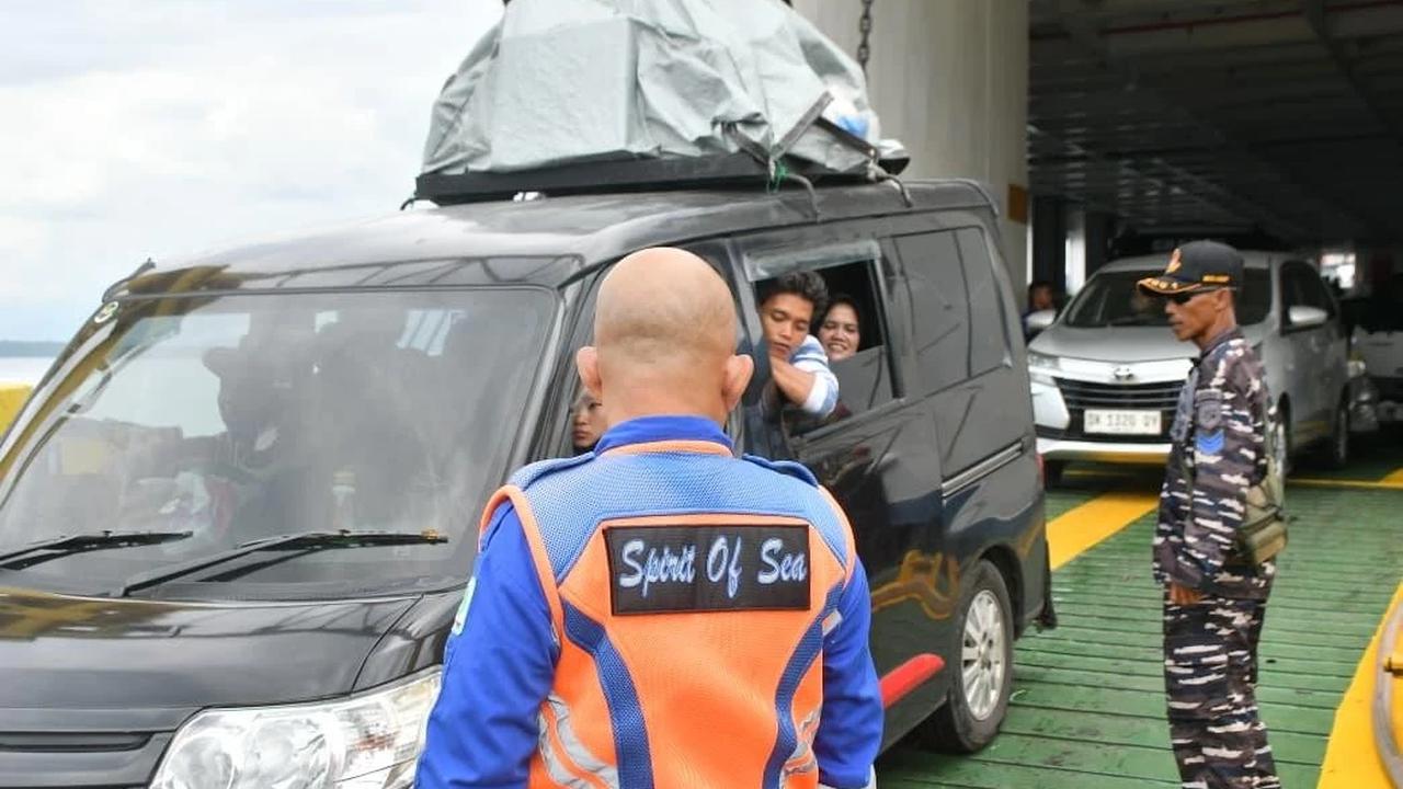 FOTO: Pengamanan Laut Diperketat Saat  Arus Mudik Lebaran di Selat Bali