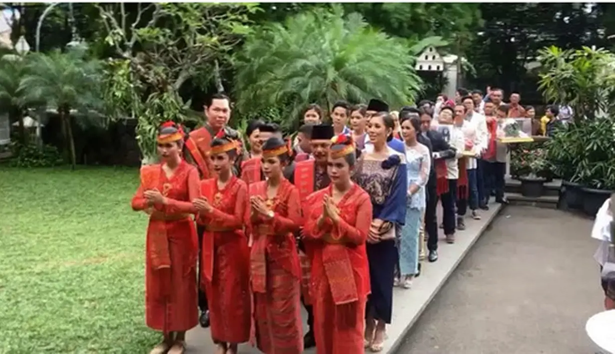 Iring-iringan tamu dari keluarga Radit. "bismillaaaaah...insya Alloh dilancarkan... selamat untuk Anissa Nur Aziza dan Raditya Dika Angkasa Putra Nasution," tulis Irfan hakim sebagai keterangan video. (Instagram/irfanhakim75)