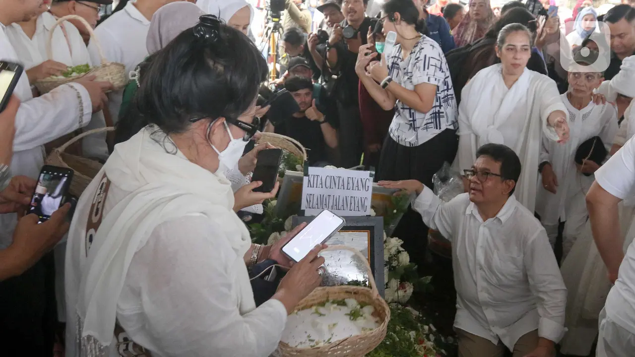 Haru Selimuti Pemakaman Penyanyi Senior Titiek Puspa