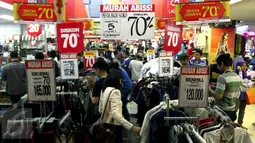 Calon pembeli memilih baju di salah satu pusat perbelanjaan di kawasan Blok M, Jakarta, Selasa (14/7/2015). Menjelang idul Fitri 1436, transaksi penjualan di sejumlah pusat perbelanjaan mengalami peningkatan. (Liputan6.com/Helmi Afandi)
