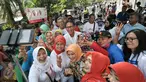 Sejumlah warga berselfie dengan Calon Wakil Gubernur DKI Jakarta, Sandiaga Salahudin Uno, Jakarta, Selasa (6/12). Selain meminta doa restu, Sandiaga Uno juga mensosialisasikan visi dan misinya bila terpilih nanti. (Liputan6.com/Yoppy Renato)