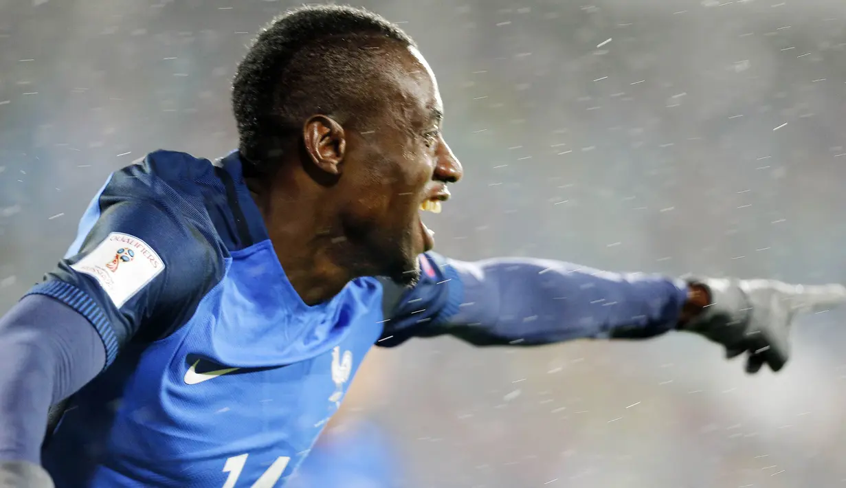 Gelandang Prancis, Blaise Matuidi, melakukan selebrasi usai mencetak gol ke gawang Bulgaria pada laga kualifikasi Piala Dunia 2018 di Stadion Vassil Levski, Sabtu (7/10/2017). Prancis menang 1-0 atas Bulgaria. (AP/Stringer)