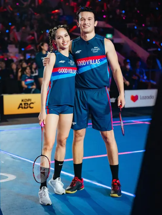 Kekompakan dan kemesraan pasangan ini membuat banyak warganet iri. Tidak sedikit yang menyebut keduanya couple goals. "My fav Couple," tulis kikisaputri. "Couple goals bgt bgt bgt," tulis missbellavie17. [Instagram/claurakiehl]