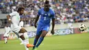 Pemain Arab Saudi, Ysir Alshahrani (kiri) membuang bola saat diadang pemain Italia, Mario Balotelli pada laga persahabatan di Kybunpark Stadium, St. Gallen, Swiss, (28/5/2018). Italia menang 2-1. (Gian Ehrenzeller/Keystone via AP)