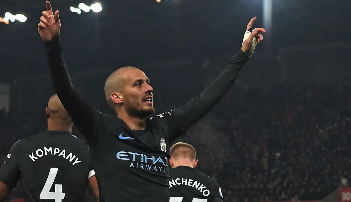 Gelandang Manchester City, David Silva merayakan gol ke gawang Stoke City pada pertandingan pekan ke-30 Premier League di bet365 Stadium, Selasa (13/3). David Silva menjadi pahlawan dengan memborong dua gol kemenangan Manchester City. (PAUL ELLI/AFP)
