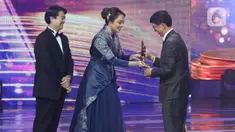 Direktur Utama Surya Citra Media (SCM), Sutanto Hartono (kiri) saat menerima trofi Broadcaster of The Year pada 29th Asian Television Awards di Studio 6 EMTEK CITY, Jakarta, Sabtu (30/11/2024). (Liputan6.com/Herman Zakharia)