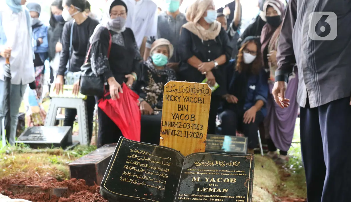 Kerabat menyaksikan pemakaman jenazah mantan penggawa Timnas Indonesia, Ricky Yacobi di TPU Tanah Kusir, Jakarta, Sabtu (21/11/2020). Ricky Yacobi meninggal dunia pada Sabtu (21/11). Ricky Yacobi merupakan striker andalan Timnas Indonesia era 1980 hingga 1990 an. (Liputan6.com/Helmi Fithriansyah)
