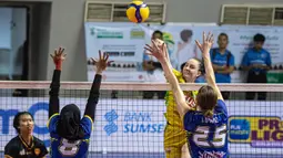 Pemain Gresik Petrokimia Pupuk Indonesia, Bogdana Anisova melepaskan spike yang berusaha diblok dua pemain Jakarta Livin' Mandiri, Karsta Lowe (kanan) dan Putri Lestari pada laga seri ketiga putaran pertama PLN Mobile Proliga 2024 di GOR PSCC, Palembang, Sumatera Selatan, Jumat (10/5/2024). Gresik Petrokimia Pupuk Indonesia menang 3-0 (34-32, 25-19, 25-22). (Dok. PBVSI)