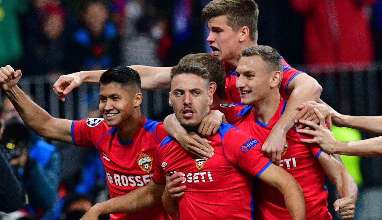 Para pemain CSKA Moskow merayakan gol yang dicetak Nikola Vlasic ke gawang Real Madrid pada laga Liga Champions di Stadion Luzhniki, Moskow, Selasa (2/10/2018). CSKA menang 1-0 atas Madrid. (AFP/Mladen Antonov)