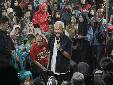 Calon presiden nomor urut 3 Ganjar Pranowo berdialog dengan warga Desa Watuagung di Banyumas, Jawa Tengah, Selasa malam (9/1/2024). (Liputan6.com/Faizal Fanani)