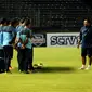 Pelatih Timnas Indonesia U-19, Indra Sjafri (kanan), memberikan instruksi kepada anak didiknya jelang latihan di Stadion GBK Jakarta, (6/5/2014). (Liputan6.com/Helmi Fithriansyah)