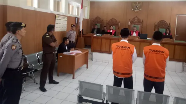Pengadilan Negeri Garut akhirnya menjatuhkan vonis mati terhadap Doni (33) dan Jajang (33), kedua terdakwa pembunuh sadis Yudi alias Jablay (26), sopir online yang meninggal dunia Januari lalu