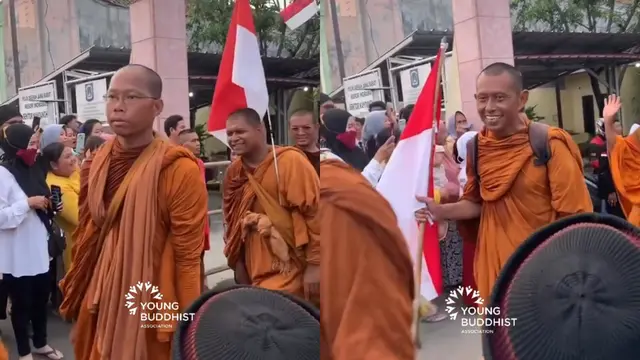 Momen Saat 32 Biksu Jalan Kaki dari Thailand ke Candi Borobudur