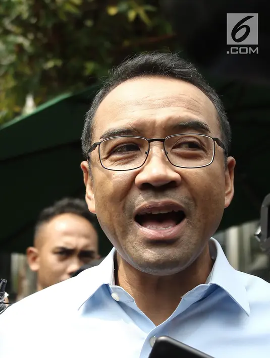 Mantan Wakil Ketua Komisi II DPR Teguh Juwarno menjawab pertanyaan awak media usai menjalani pemeriksaan di KPK, Jakarta, Selasa (5/6). Teguh Juwono diperiksa sebagai saksi dalam pengembangan kasus dugaan korupsi E-KTP. (Liputan6.com/Herman Zakharia)