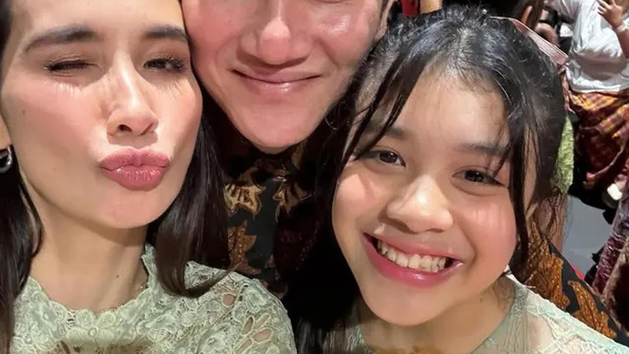 7 Potret Kelulusan Sekolah Jizzy Anak Vino Bastian, Penuh Kebahagiaan