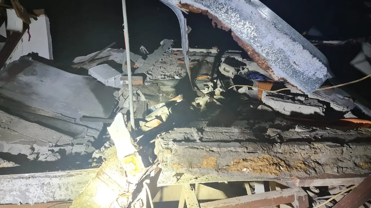 Satu keluarga terluka akibat tertimpa tembok rumah yang runtuh.
