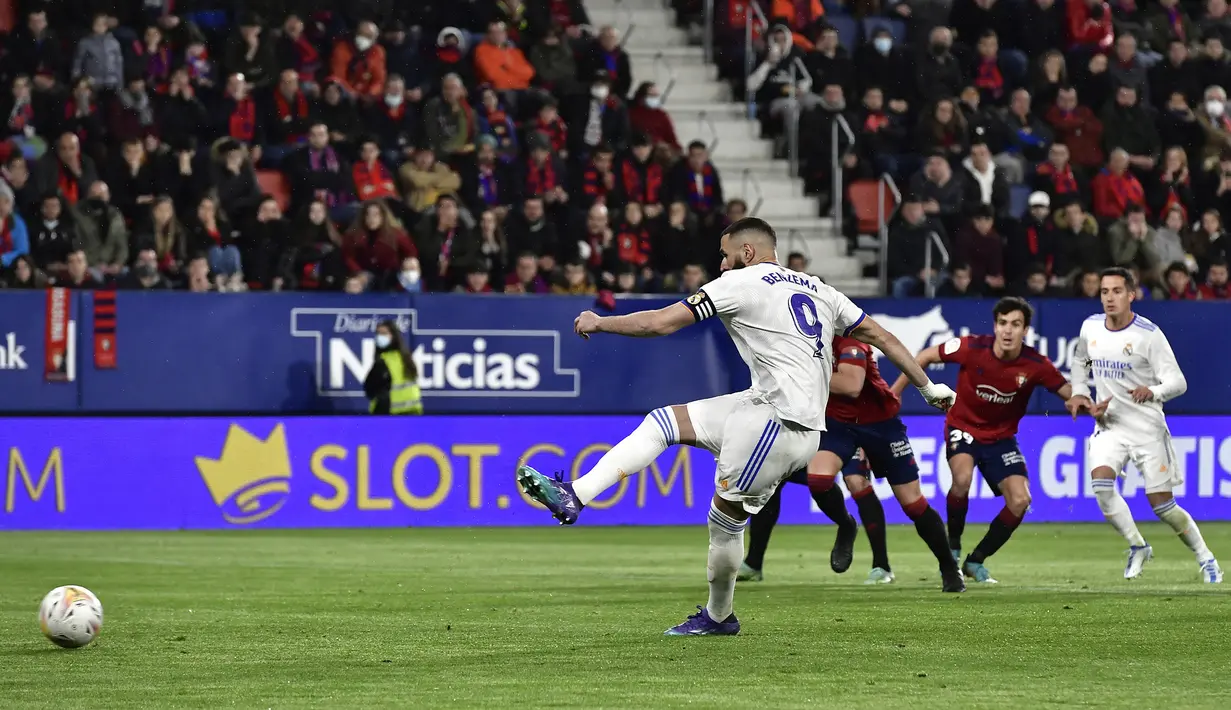 Real Madrid membuang kesempatan untuk unggul jauh usai dua eksekusi penalti dari Karim Benzema pada menit ke-51 dan 58 gagal berbuah gol. Dua tendangan yang sama-sama mengarah ke arah kiri mampu ditepis Sergio Herrera. (AP/Alvaro Barrientos)