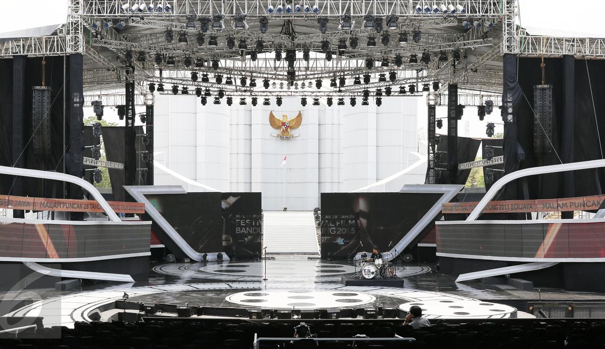 Suasana panggung Festival Film Bandung (FFB) 2015 di Monumen Perjuangan Rakyat, Bandung, Sabtu (12/9/2015). Beberapa orang terlihat melakukan sound check jelang perhelatan malam puncak FFB 2015 malam nanti. (Liputan6.com/Herman Zakharia)