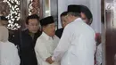 Wakil Presiden Jusuf Kalla bersalaman dengan Presiden ke-6 Susilo Bambang Yudhoyono (SBY) saat melayat almarhumah Siti Habibah di Puri Cikeas, Bogor, Jawa Barat, Sabtu (31/8/2019). Seperti diketahui, ibunda SBY meninggal pada usia 87 tahun di RS Mitra Keluarga Cibubur. (Liputan6.com/Herman Zakharia)