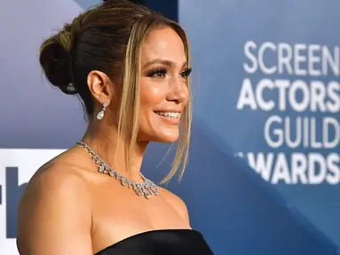Aktris dan penyanyi Jennifer Lopez menghadiri ajang Screen Actors Guild Awards atau SAG Awards 2020 ke-26 di Shrine Auditorium Los Angeles, Minggu (19/1/2020). JLo tampil elegan mengenakan gaun hitam off shoulder dari Georges Hobeika dalam potongan minimalis yang elegan. (Frederic J. Brown/AFP)
