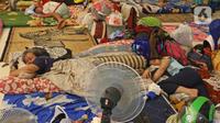 Warga korban banjir tertidur di lokasi pengungsian di Gelanggang Olahraga (GOR) Pengadegan, Jakarta, Jumat (3/1/2020). Sebanyak 500 warga mengungsi di dalam GOR Pengadegan. (Liputan6.com/Herman Zakharia)
