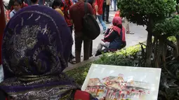 Anggota komunitas pelukis cat air Indonesia melukis suasana perayaan Imlek di Vihara Dharma Bhakti, Petak Sembilan, Jakarta Barat, Sabtu (25/1/2020). Kegiatan melukis tersebut untuk memeriahkan perayaaan Tahun Baru Imlek 2571. (Liputan6.com/Angga Yuniar)