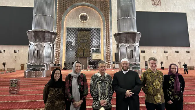 Asisten Menteri Luar Negeri dan Perdagangan serta Pemimpin Imam Australia di Dalam Masjid Istiqlal (Dok: Nasywa Fakhirah)