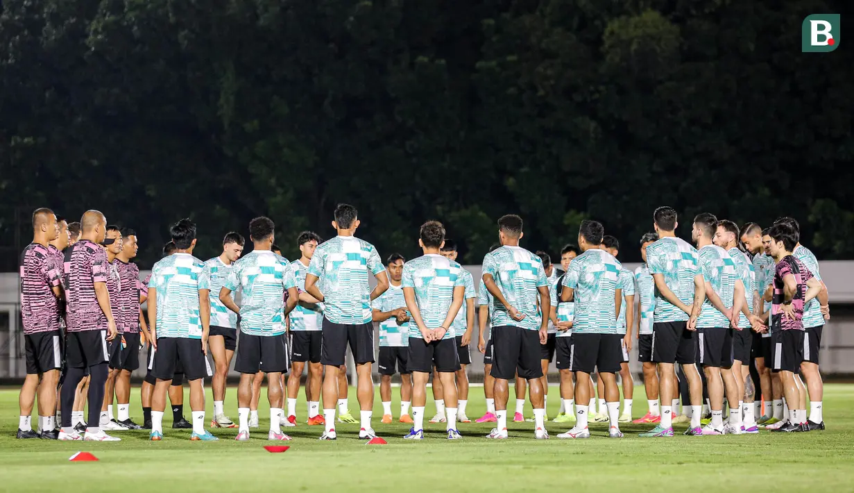 Pemain Timnas Indonesia menjalani latihan jelang melawan Timnas Vietnam di Stadion Madya, Senayan, Jakarta, Rabu (20/3/2024). (Bola.com/Bagaskara Lazuardi)