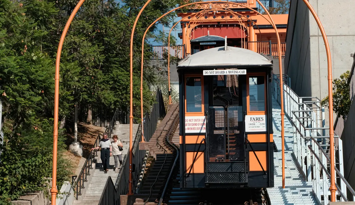 Penampakan kereta api Angels Flight yang berada di pusat kota Los Angeles, AS (30/8). Kereta kabel ini beroperasi pertama kali pada tahun 1901 dengan dua jalur, namun ditutup pada 1969 untuk dikembangkan lagi. (AP Photo / Richard Vogel)