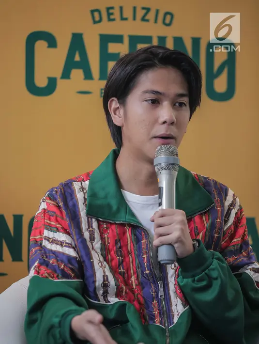 Aktor muda Iqbaal Ramadhan memberikan keterangan saat launching Kopi Caffino di kawasan Jakarta, Selasa ( 9/7/2019). Caffino menggandeng aktor sekaligus musisi muda, Iqbaal Ramadhan sebagai brandambassador. (Liputan6.com/Faizal Fanani)