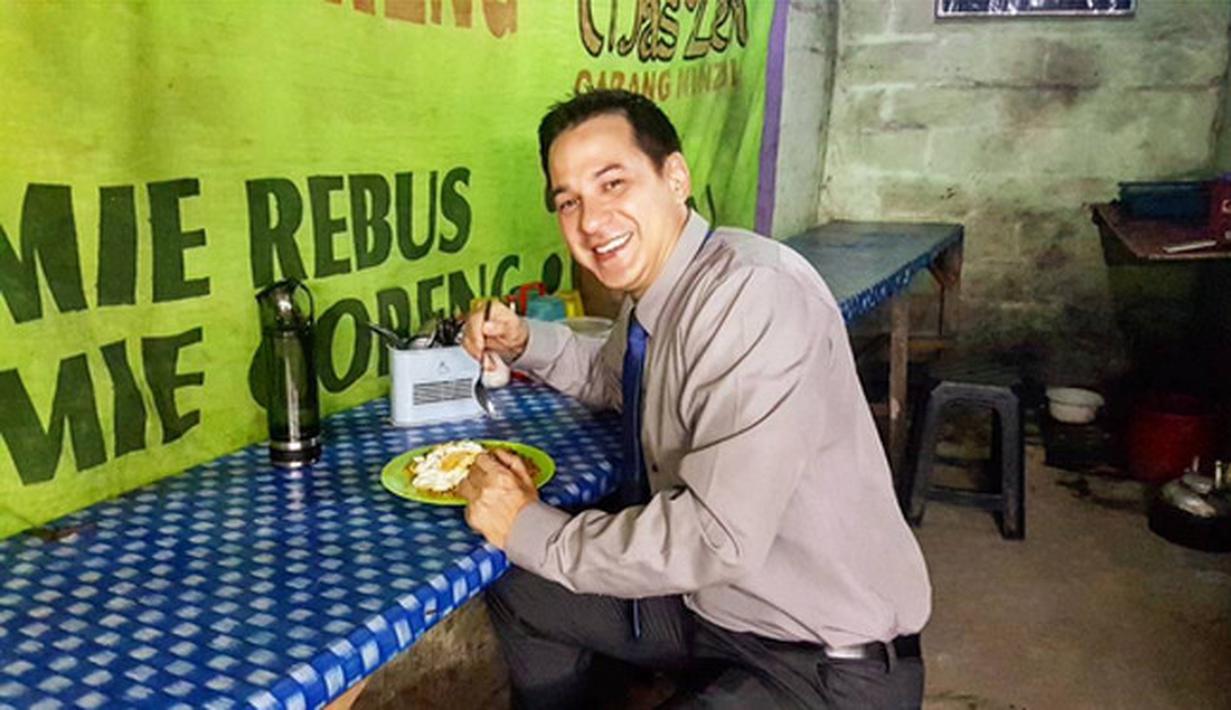 Hasil gambar untuk ari wibowo makan di kaki lima