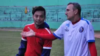 Hamka Hamzah saat bersdiskusi dengan pelatih Arema FC, Milomir Seslija. (Bola.com/Iwan Setiawan)