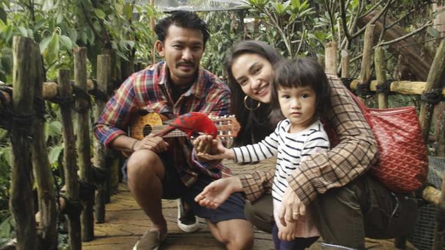 Rio Dewanto Bersama Keluarga Kecilnya