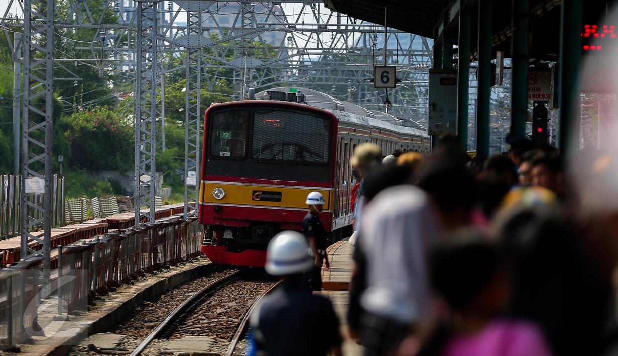 Penumpang menunggu KRL di Stasiun Manggarai, Jakarta, Selasa (28/3). Perubahan rute tersebut direncanakan berlaku mulai 1 April besok. Perubahan ini untuk mengurai kepadatan yang sering terjadi di Stasiun Manggarai. (Liputan6.com/Faizal Fanani)