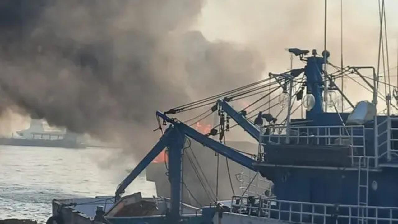 Kapal Terbakar di Muara Baru Masih Berada di Tengah Laut