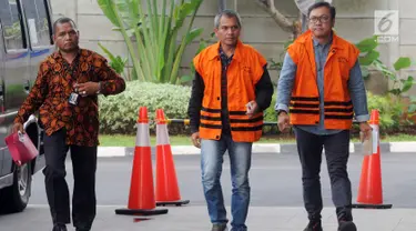 Dua tersangka Bupati Pakpak Bharat Remigo Yolando Berutu dan Plt Kadis PUPR Pakpak Bharat David Anderson Karosekali tiba di KPK, Jakarta (5/12). Mereka diperiksa terkait suap proyek infrastruktur Dinas PUPR Kab Pakpak Bharat. (Merdeka.com/Dwi Narwoko)