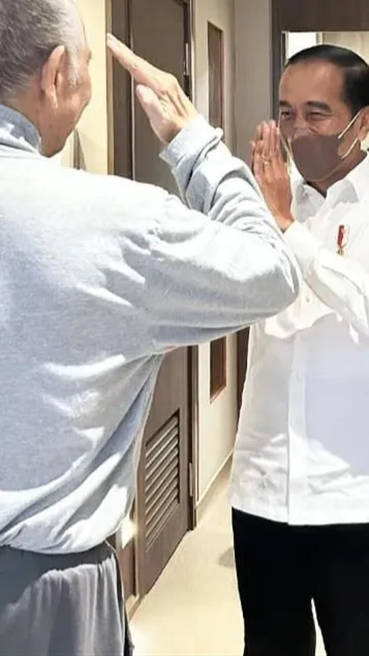 Sebelumnya, Presiden RI Joko Widodo sempat menjenguk Luhut Pandjaitan di rumah sakit di Singapura. <br>