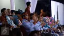 Wapres Jusuf Kalla (keempat kiri-depan) menghadiri pesta penutupan PON XIX 2016 di Stadion Gelora Bandung Lautan Api, Kamis (29/9). Tarian dari sejumlah daerah di Indonesia mewarnai pesta penutupan PON XIX 2016. (Liputan6.com/Helmi Fithriansyah)