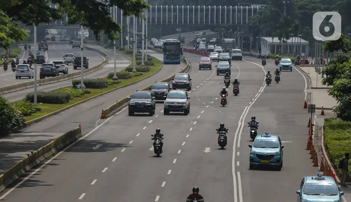 Sejumlah kendaraan melintasi Jalan Sudirman, Jakarta, Senin (13/4/2020). Hari ke-4 penerapan Pembatasan Sosial Berskala Besar (PSBB) di DKI yang dimulai sejak 10 April hingga 23 April 2020, arus lalu lintas di ruas jalan protokol  tersebut masih ramai kendaraan. (Liputan6.com/Faizal Fanani)