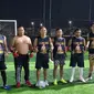 Saenchai (ketiga dari kiri) melatih kebugaran dengan latihan sepakbola/Ist