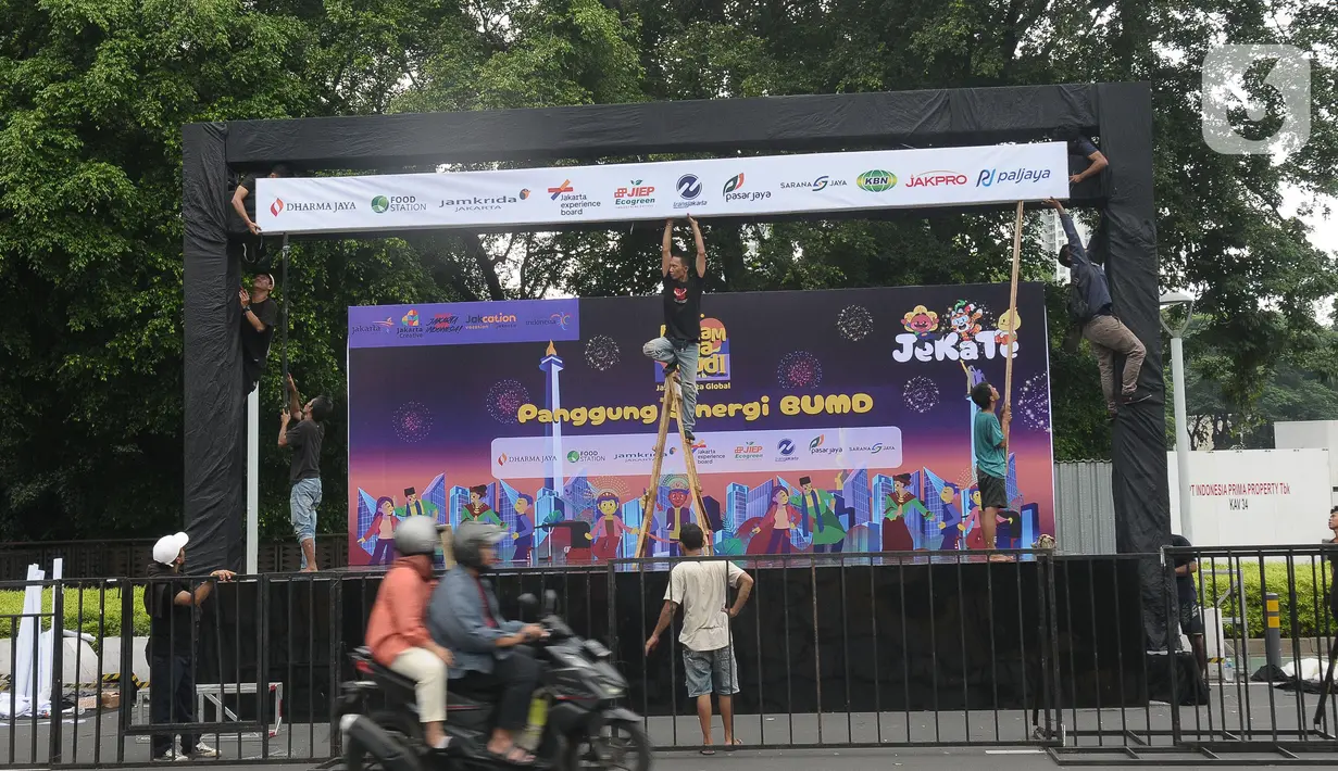 Pekerja menyelesaikan panggung untuk acara malam Muda Mudi perayaan Tahun Baru 2024 di Jakarta, Sabtu (30/12/2023). (merdeka.com/Imam Buhori)