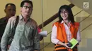 Bupati Kepulauan Talaud, Sulawesi Utara nonaktif Sri Wahyumi Maria Manalip tersenyum usai menjalani pemeriksaan di Gedung KPK, Jakarta, Selasa (27/8/2019). Sri Wahyumi diperiksa sebagai tersangka untuk melengkapi berkas P21. (merdeka.com/Dwi Narwoko)