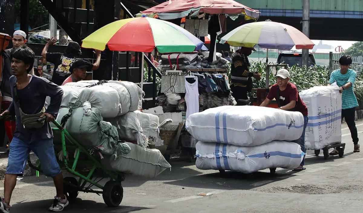 Para porter Pasar Tanah Abang mendapatkan berkah