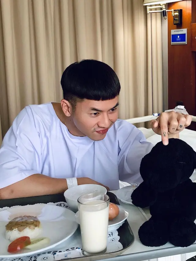 5 Potret Gaya Rambut Baru Rafael Tan yang Disebut Mirip Park Seo Joon