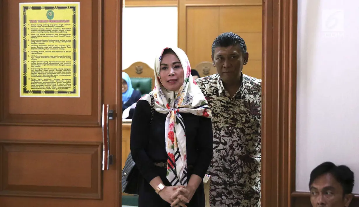 Istri gitaris Band Slank Abdee Negara, Anita Dewi Farida bersiap menjalani sidang perceraian di PA Jakarta Selatan, Senin (9/7). Anita menghadirkan asisten rumah tangganya, Asih, sebagai seorang saksi. (Liputan6.com/Immanuel Antonius)