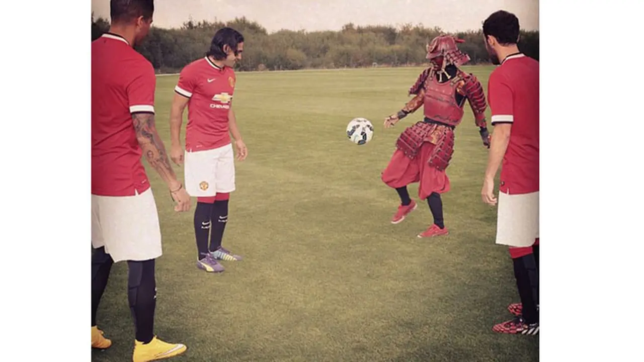 Tiga Pemain MU Adu Skill dengan Samurai Merah