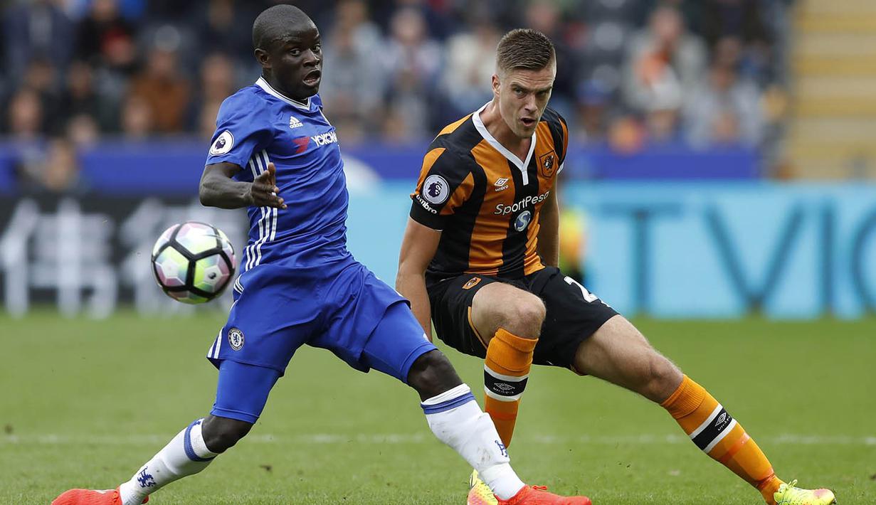 Gelandang Chelsea, N'Golo Kante, berusaha menahan laju gelandang Hull, Markus Henriksen. Pada laga ini The Blues menggunakan skema 3-4-3, sementara tuan rumah, Hull, memakai formasi 4-5-1. (Reuters/Carl Recine)