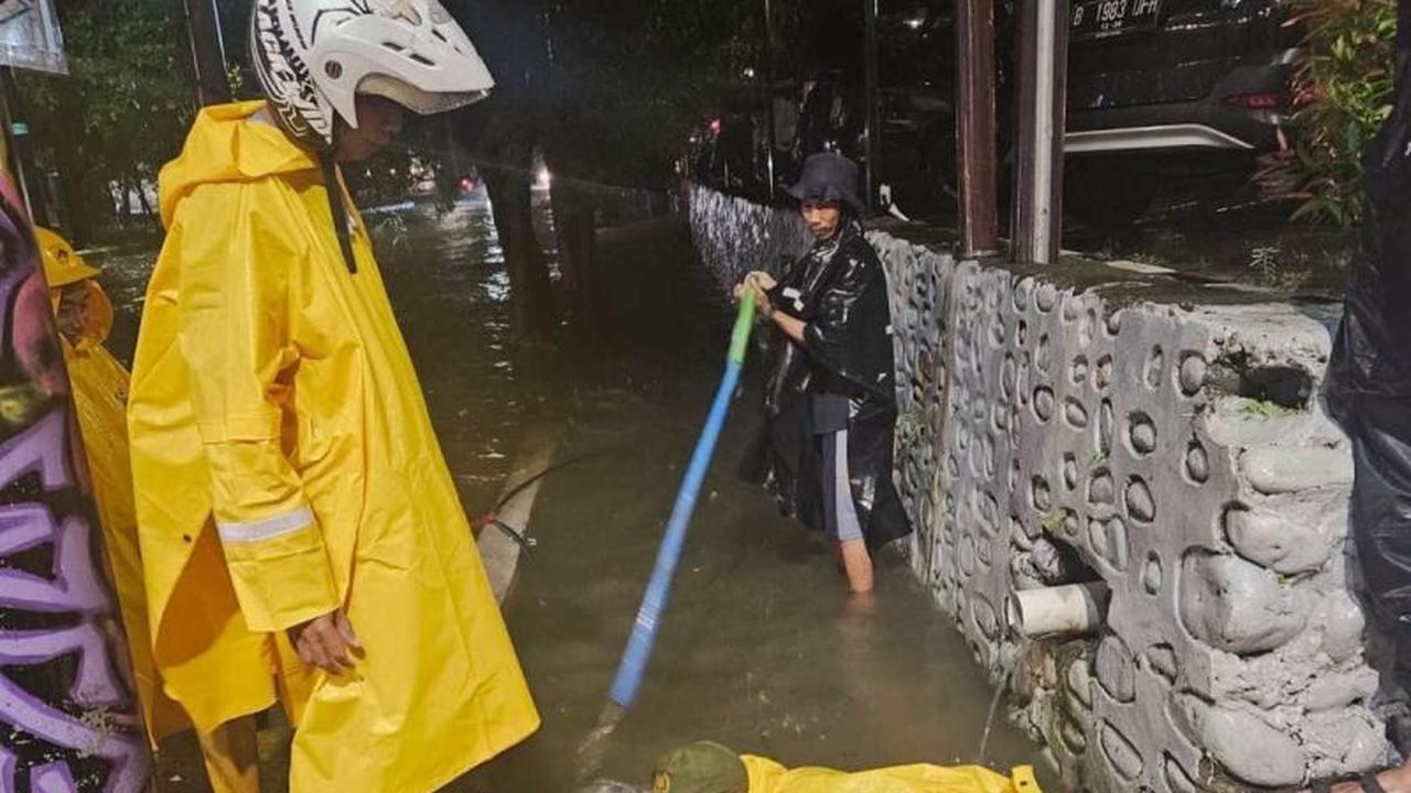 Pemkot Makassar Kerahkan 40 Personel Satgas Drainase untuk Atasi Banjir di Jalan Nasional