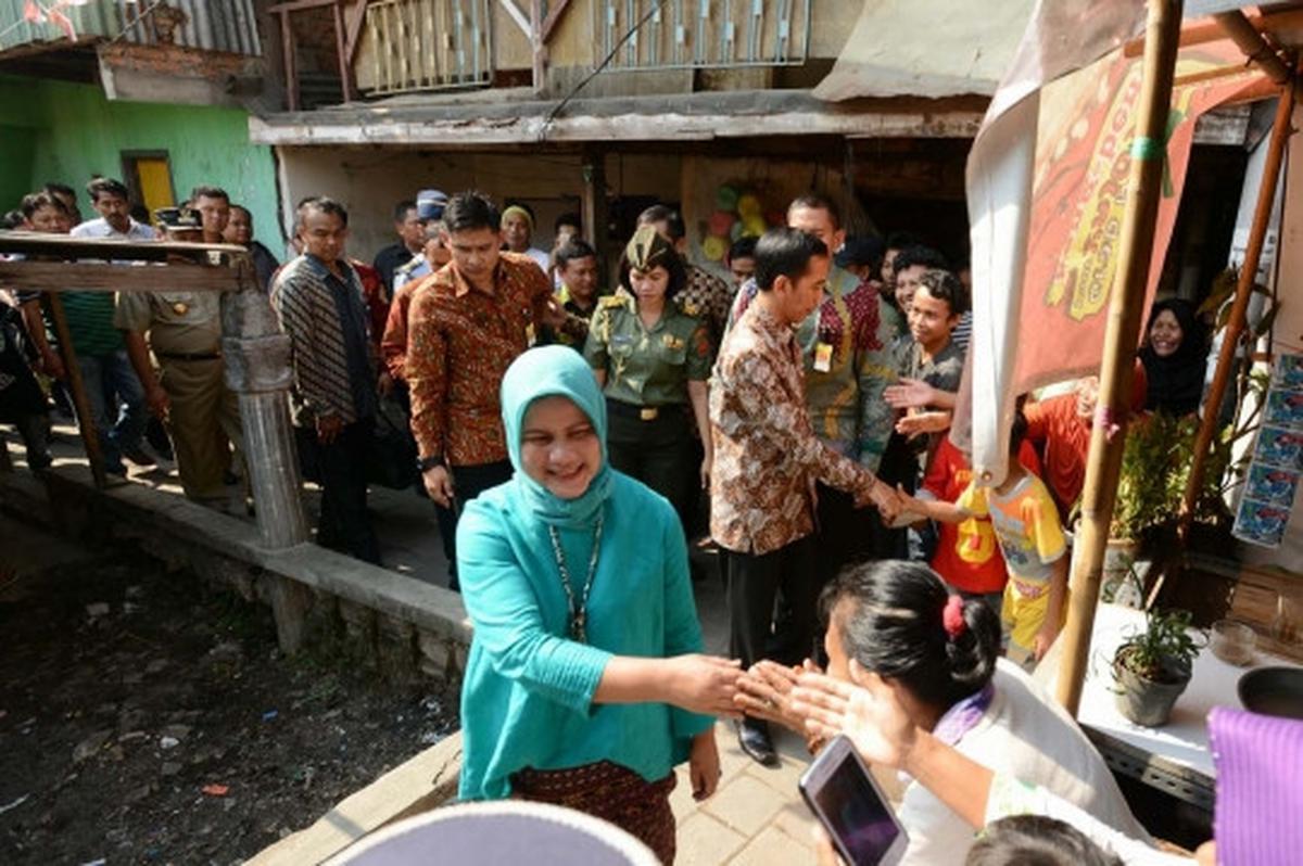 Presiden Jokowi bagi-bagi sembako di Kedoya